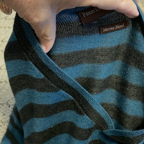Perry Ellis V-Neck Merino Wool Blend Striped Sweater,Men’s Size M Blue & Black - Picture 13 of 13